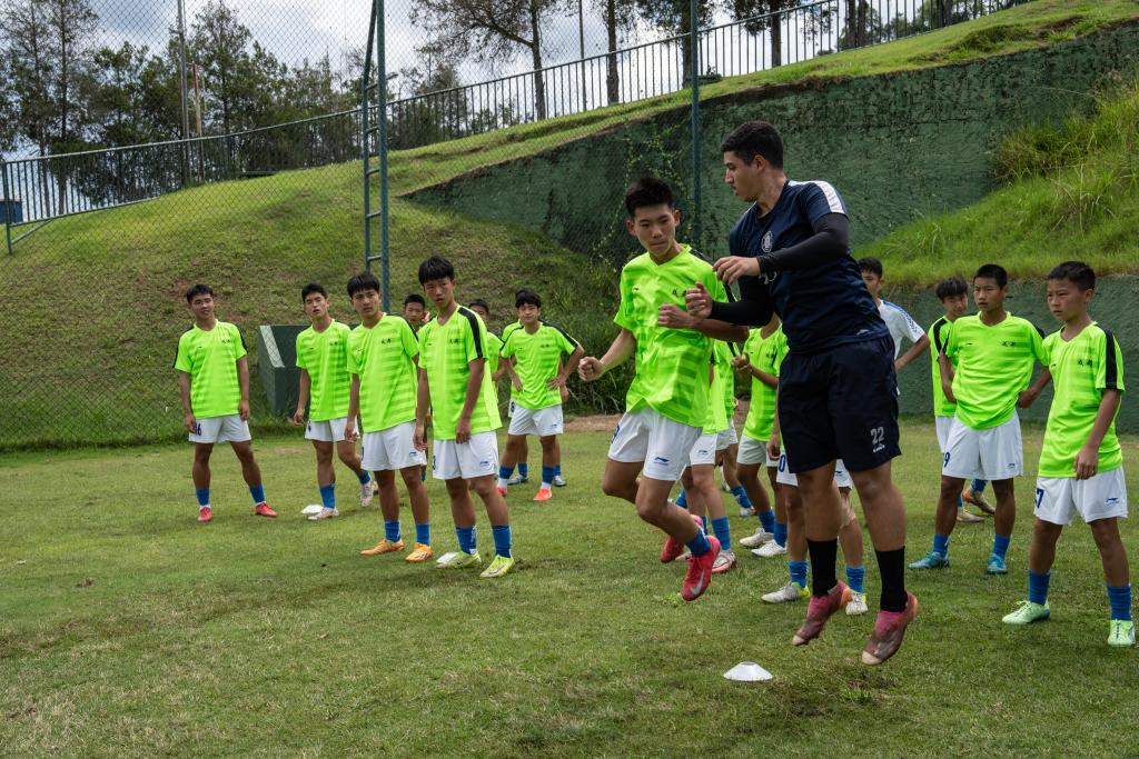  Jovens chineses embarcam em viagem para desbravar futebol brasileiro