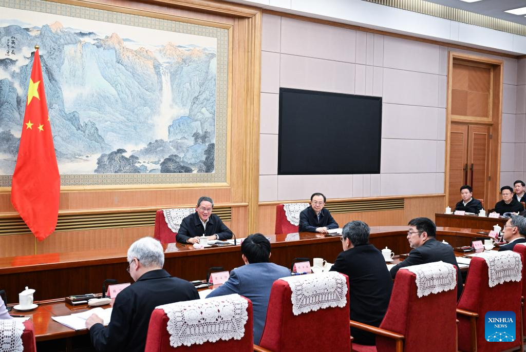 Premiê chinês preside simpósio para ouvir sugestões sobre projeto de relatório de trabalho do governo