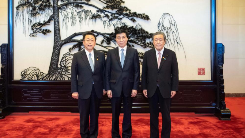 Mais alto conselheiro político da China se reúne com delegação da coalizão governamental do Japão