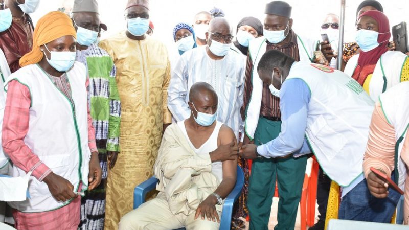 Vacinas chinesas ajudam a fortalecer “elo mais fraco” na luta mundial contra COVID-19