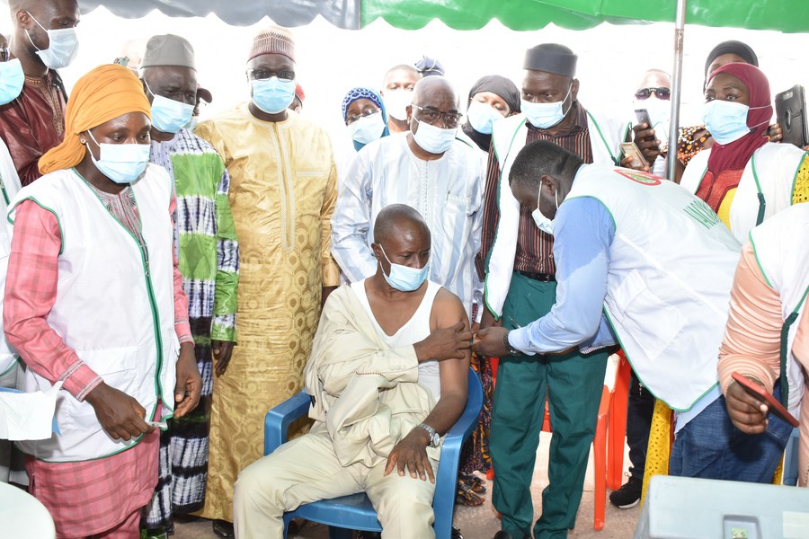 Vacinas chinesas ajudam a fortalecer “elo mais fraco” na luta mundial contra COVID-19