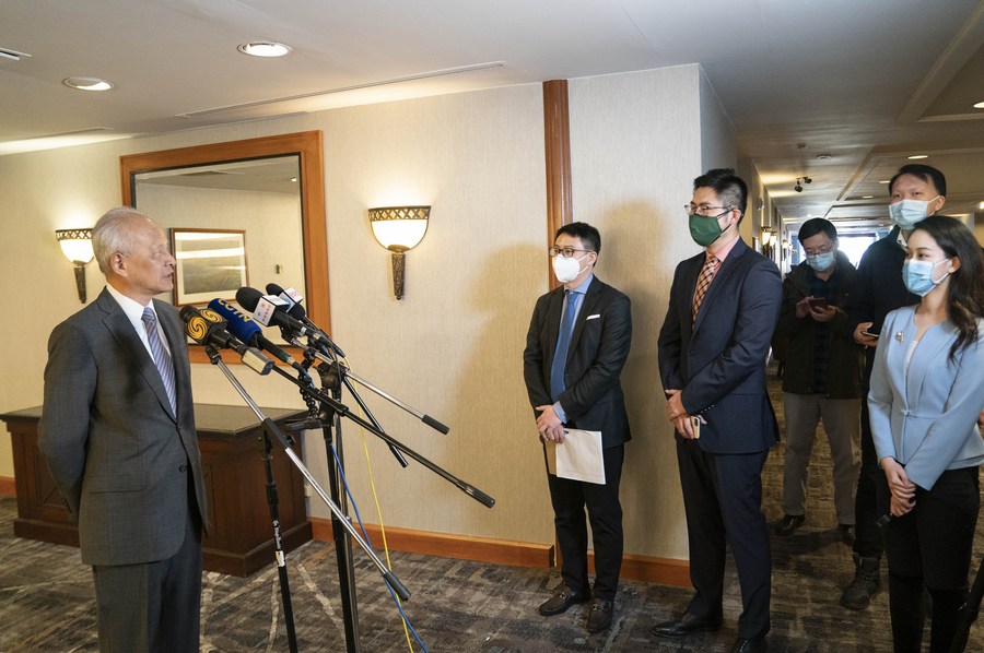 Tentativas de dividir o mundo em diferentes campos não resolverão desafios globais, diz embaixador chinês