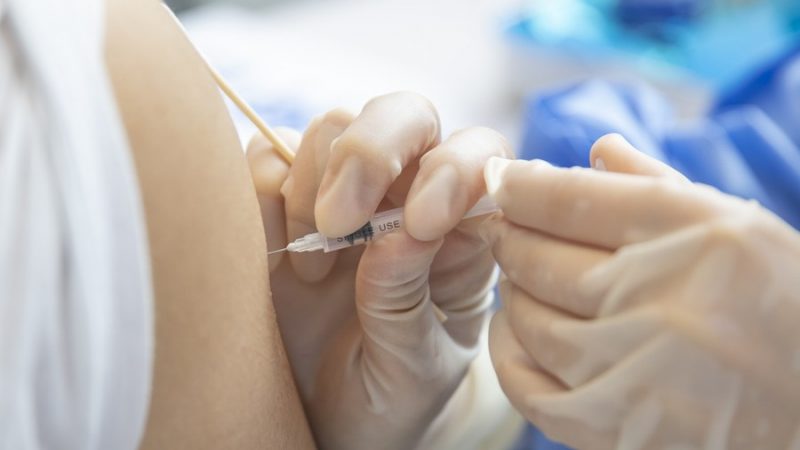 Aplicadas mais de 100 milhões de doses de vacinas contra COVID-19 na China