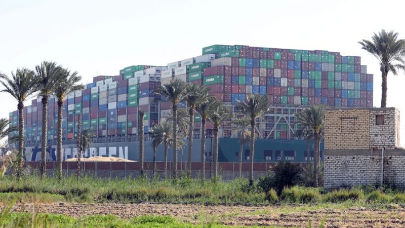 Navio de contêineres encalhado no Canal de Suez é reflutuado