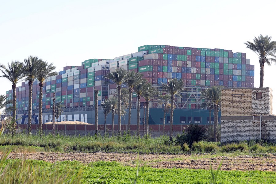 Navio de contêineres encalhado no Canal de Suez é reflutuado