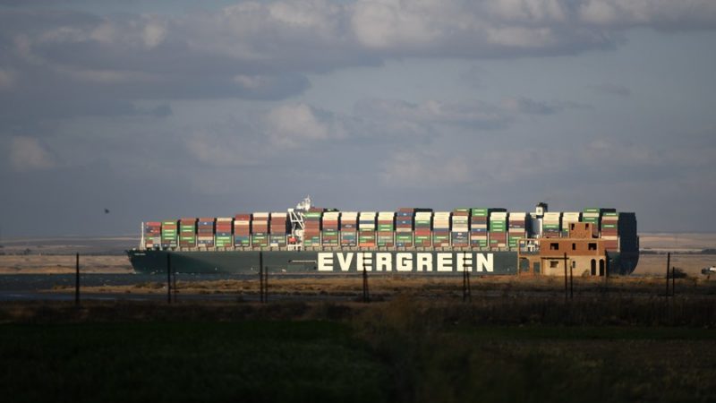 Canal de Suez retoma tráfego
