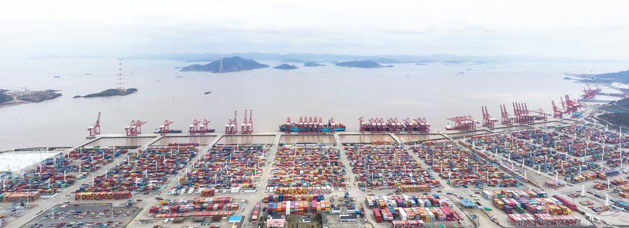 Principais portos da China registram crescimento na movimentação de contêineres