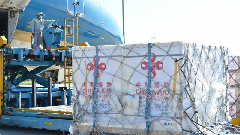 Vietnã recebe da China mais vacinas da Sinopharm contra COVID-19