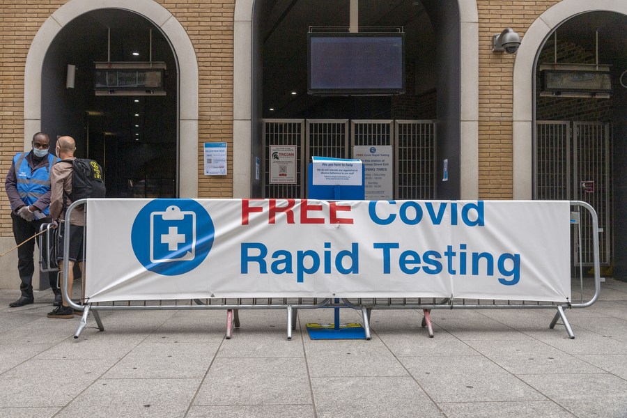 Novas evidências sugerem que coronavírus saltou de animais para humanos várias vezes