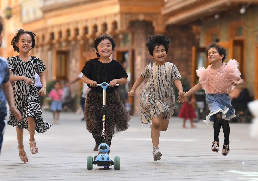 Moradores de Xinjiang contam histórias de desenvolvimento e prosperidade regionais