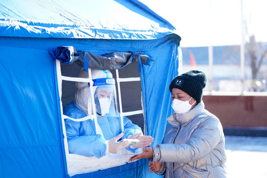 Parte continental da China relata 79 casos de COVID-19 transmitidos localmente