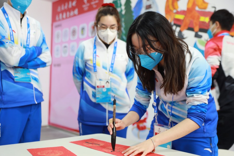 Chineses celebram Festa da Primavera com motivos dos Jogos Olímpicos de Inverno