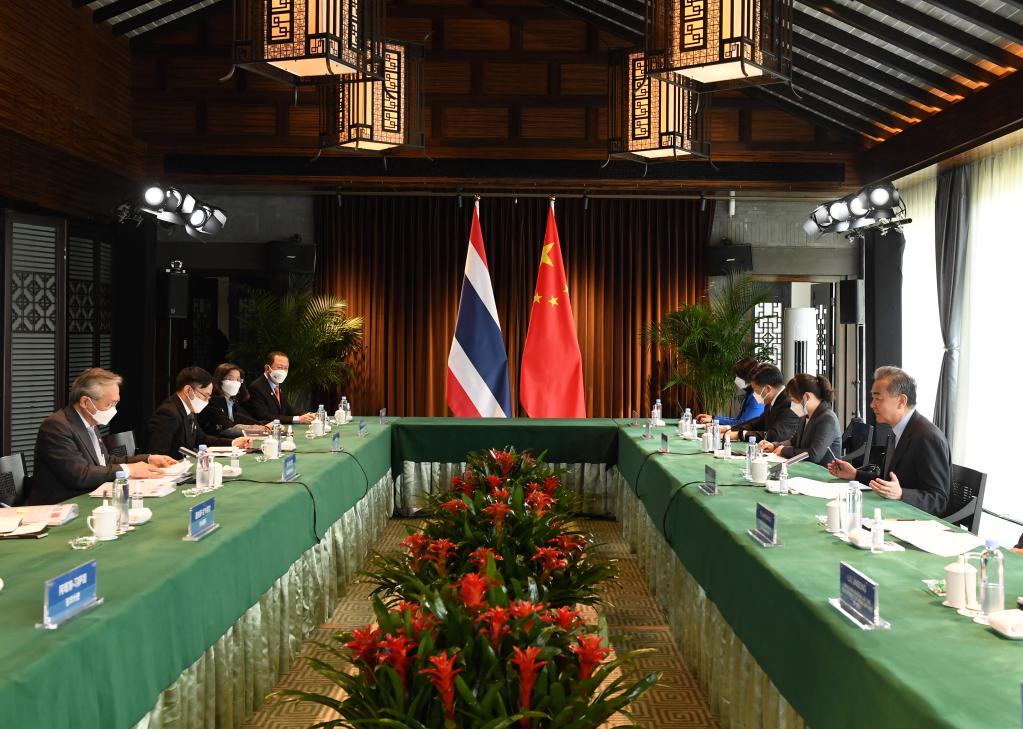 Mais alto legislador enfatiza adesão ao caminho do avanço político socialista com características chinesas