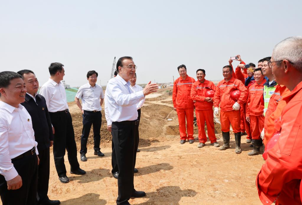 Primeiro-ministro chinês enfatiza necessidade de estabilizar macroeconomia e garantir subsistência da população