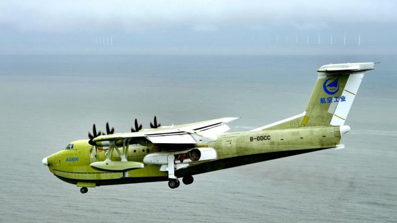 Grande avião anfíbio chinês AG600 faz voo inaugural com nova configuração