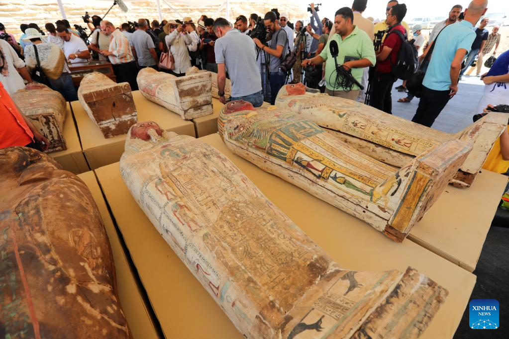 Egito revela descoberta de 250 caixões e 150 estátuas em Saqqara