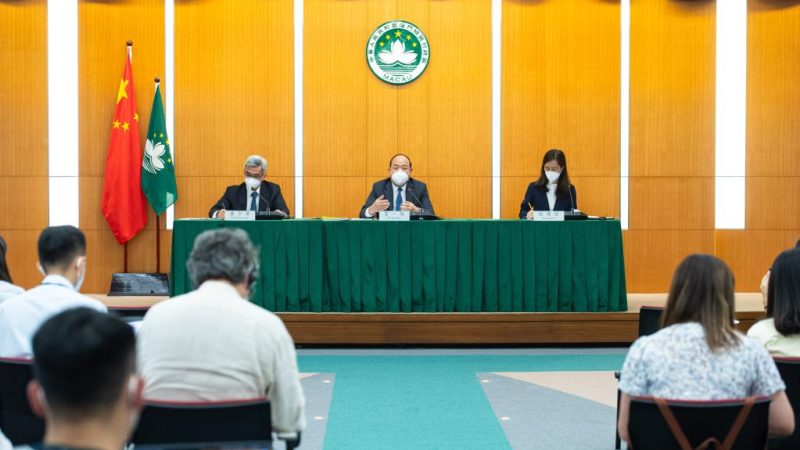 Casos de COVID-19 em Macau continuam a aumentar, locais de entretenimento são fechados