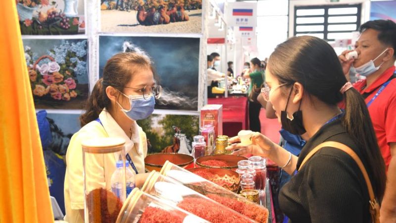 Chanceleres chinês e iraniano conversam por telefone sobre laços