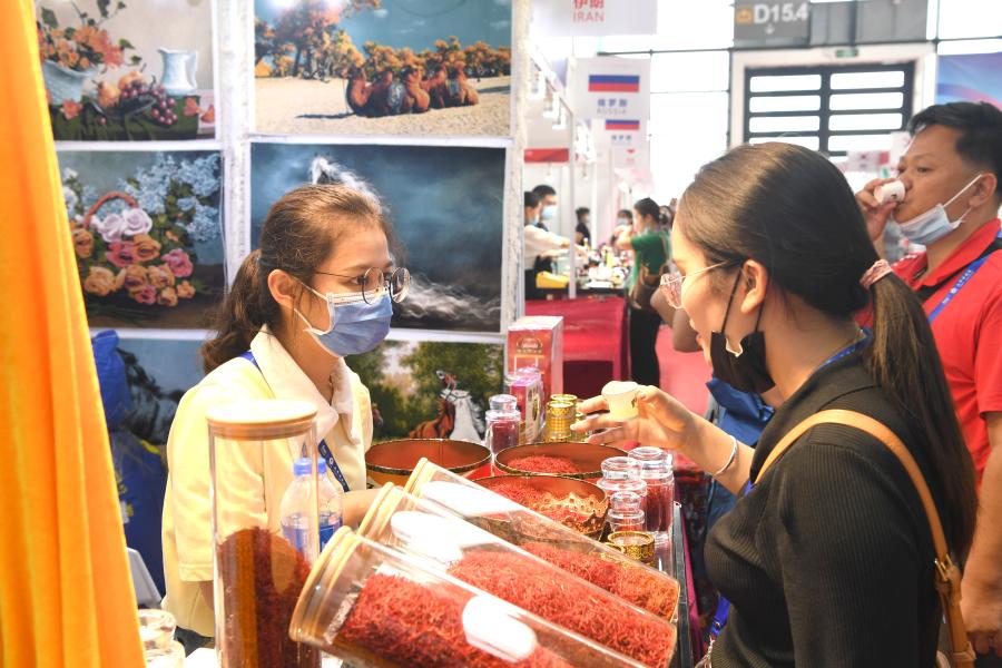 Chanceleres chinês e iraniano conversam por telefone sobre laços