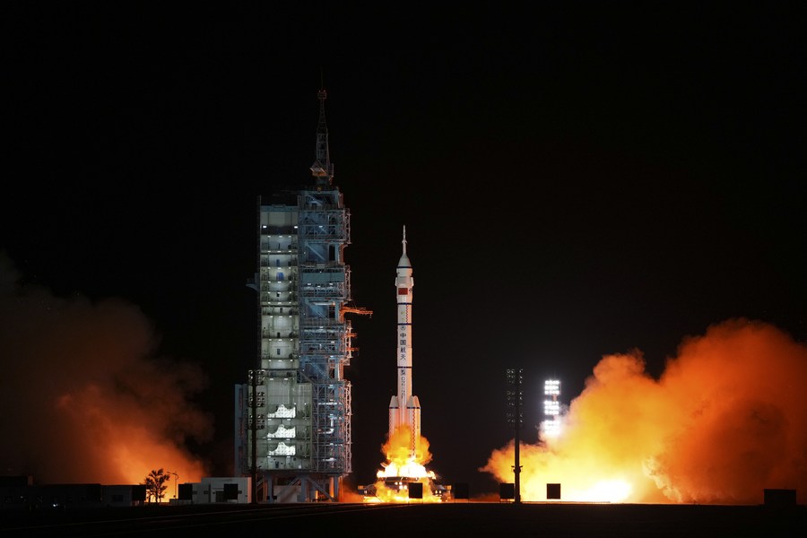 Plantas na nave espacial chinesa Shenzhou-15 começam a crescer