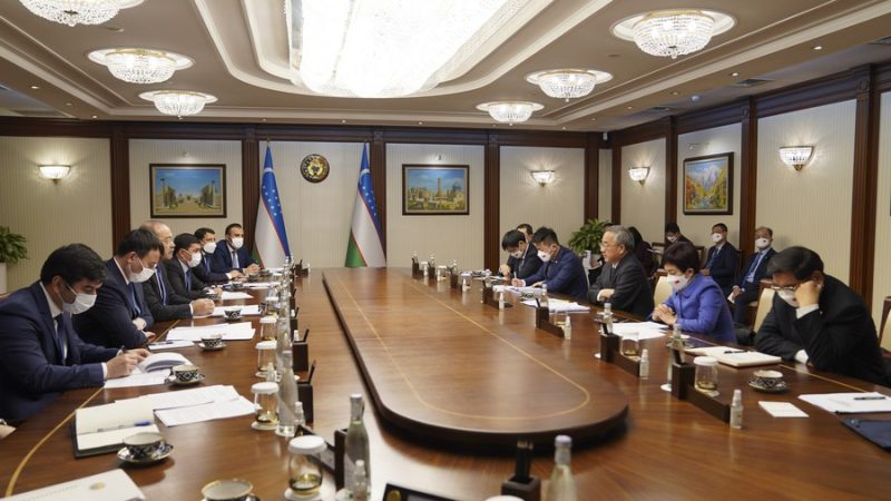 Vice-premiê chinês reúne-se com premiê uzbeque