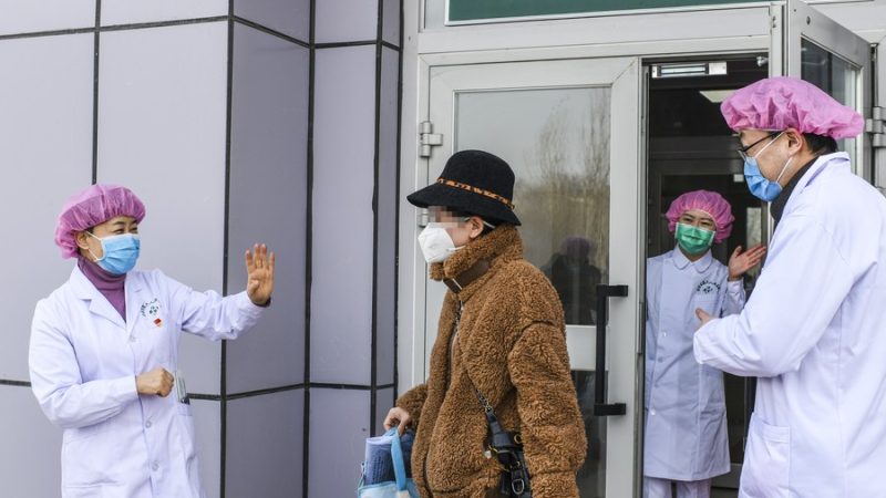 Paciente centenária de Xinjiang se recupera da COVID-19