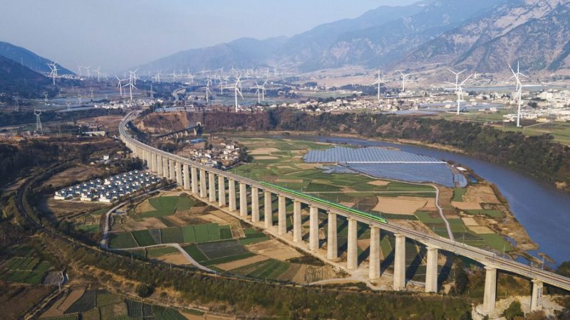 Viagens de trem no sudoeste da China em via rápida com a abertura de nova linha