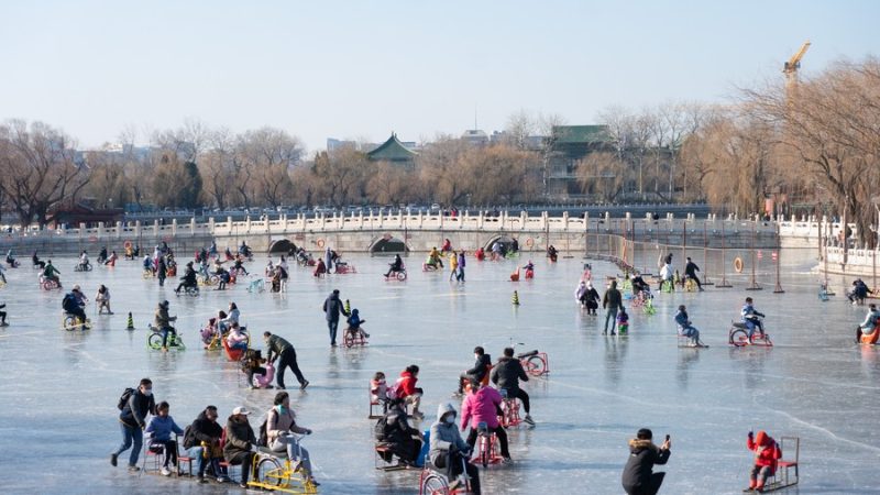 Parques de Beijing lançam atividades de entretenimento de gelo e neve durante o feriado