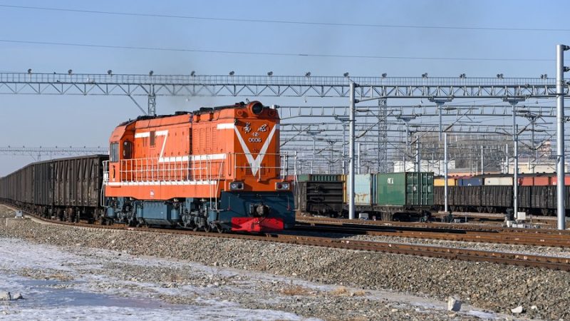 Porto fronteiriço em Xinjiang lida com mais de 7.000 trens de carga China-Europa em 2022