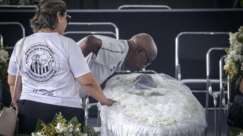 Milhares de pessoas enfrentam longas filas para se despedir de Pelé