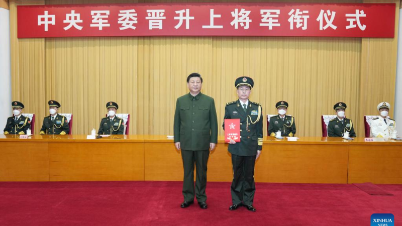 Xi apresenta certidão de título para promover oficial militar ao posto de general