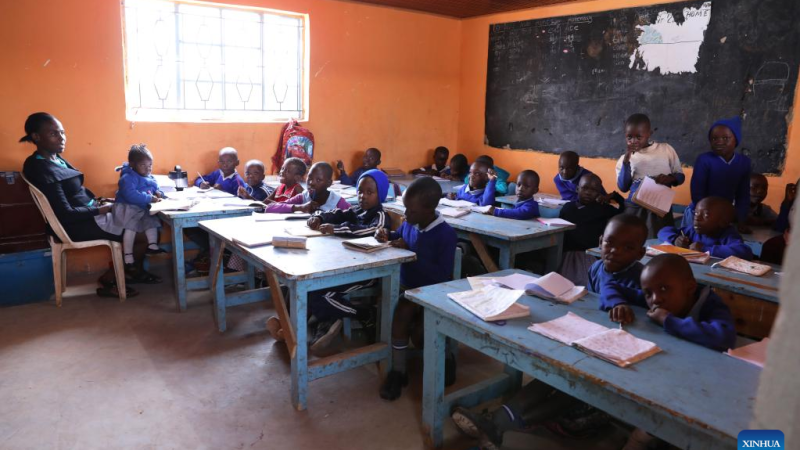 Empresas chinesas doam fundos para apoiar programa de alimentação em escola de favela no Quênia