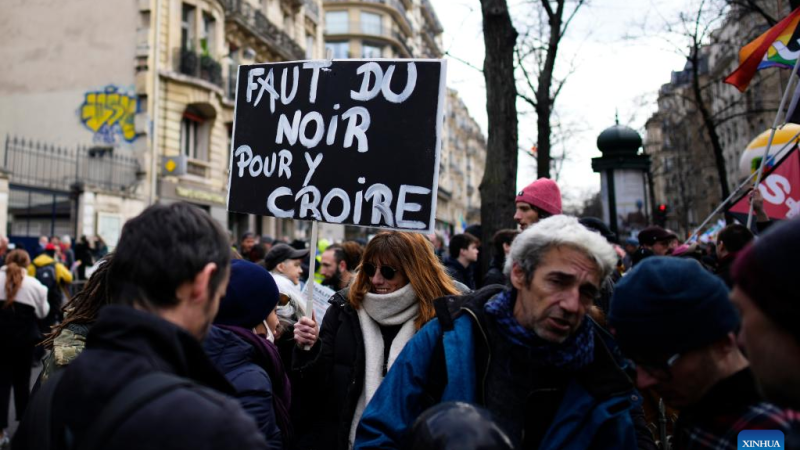 Número recorde de manifestantes protesta contra projeto de reforma da Previdência na França
