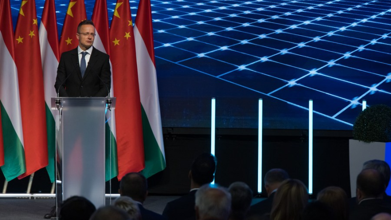 UE deve adotar postura não ideológica com a China, diz chanceler húngaro