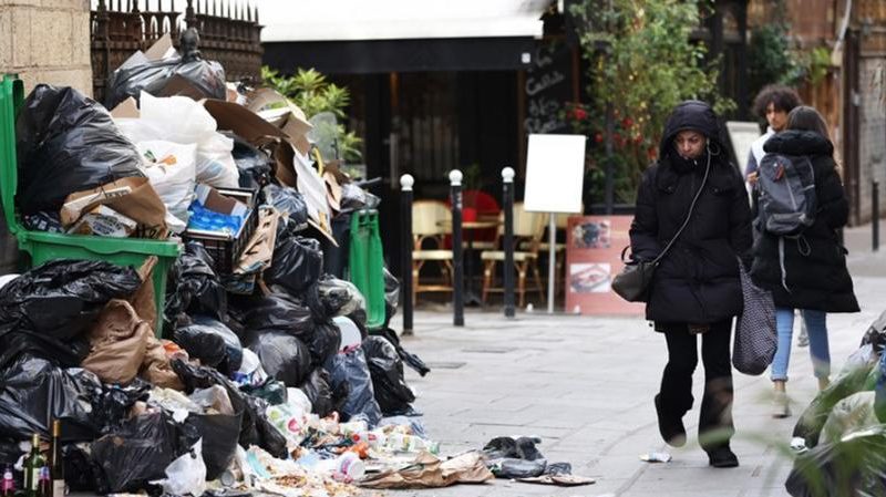 Acúmulo de lixo aumenta em Paris com greve dos trabalhadores