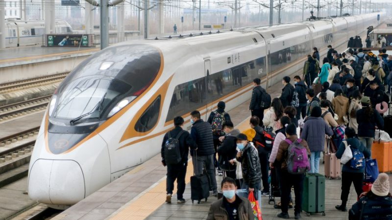 Trens transportam mais passageiros e carga na China em fevereiro