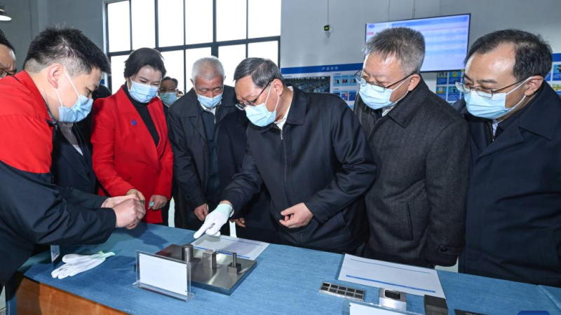 Premiê chinês destaca desenvolvimento da manufatura avançada