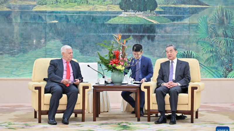 Diplomata chinês reúne-se com delegação do Partido dos Trabalhadores do Brasil