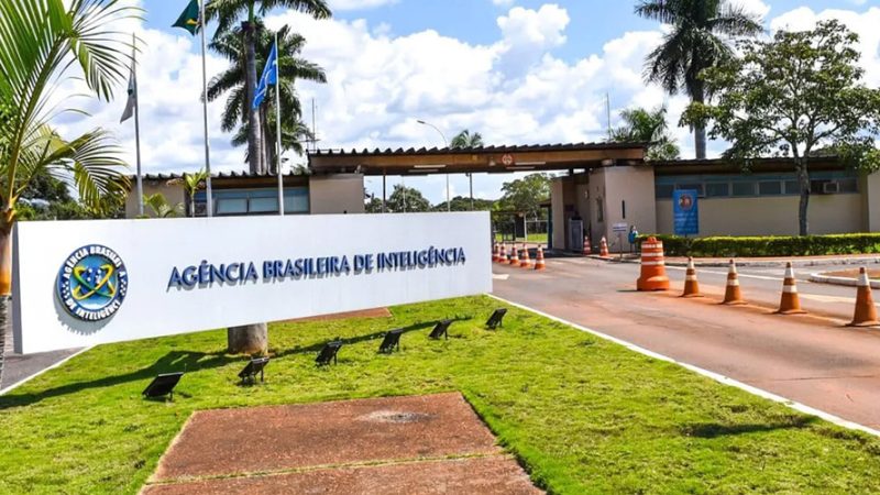 Presidente do Brasil transfere agência de inteligência de comando militar para civil