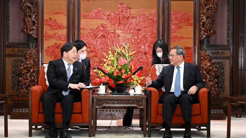 Premiê chinês reúne-se com chanceler japonês