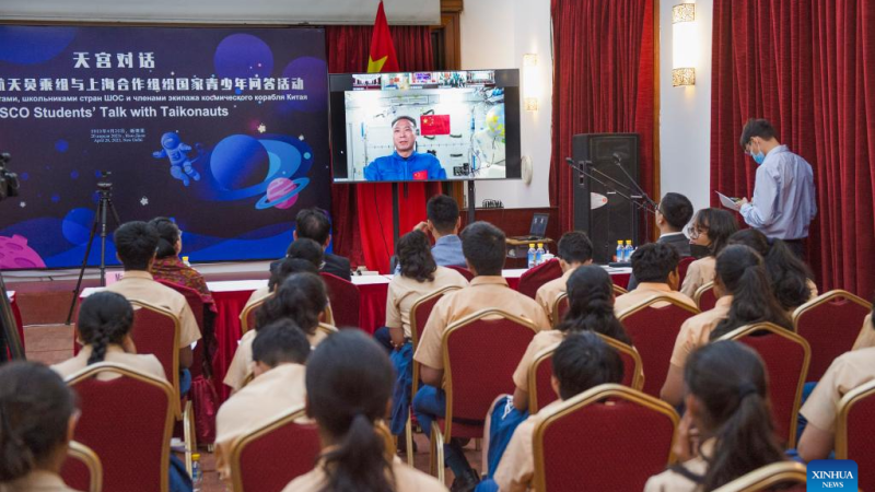 Jovens indianos participam do Diálogo Tiangong com taikonautas chineses
