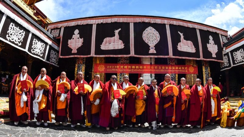 Treze monges recebem equivalente a doutorado em budismo tibetano