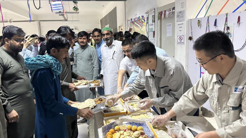Funcionários chineses passam bons momentos no festival Eid com colegas paquistaneses em projetos do CPEC