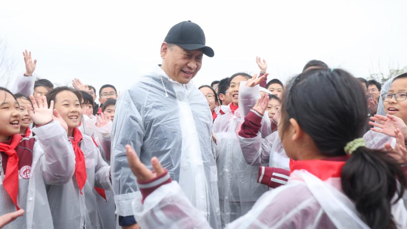 Xi planta árvores em Beijing, pedindo mais esforços de reflorestamento para desenvolvimento verde e construção da bela China