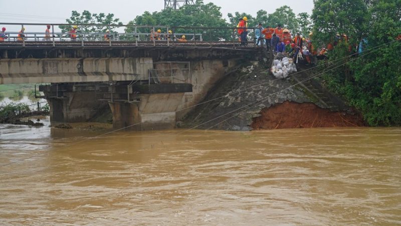 Reparada ruptura de dique sob ponte ferroviária Beijing-Kowloon