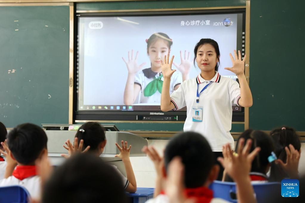 Escolas chinesas realizam diversas atividades temáticas sobre cuidados com os olhos