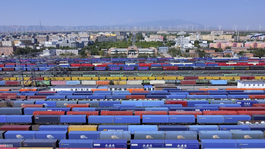 Passagem de Alataw, em Xinjiang, recebe 3.000º trem de carga China-Europa este ano