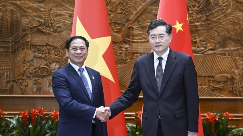 Chanceler chinês reúne-se com seu homólogo vietnamita
