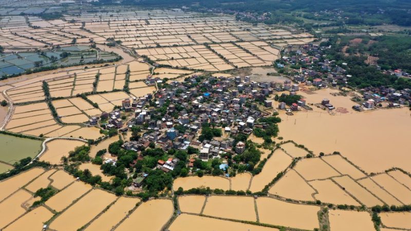 China emite alerta de desastre geológico para áreas atingidas pela chuva