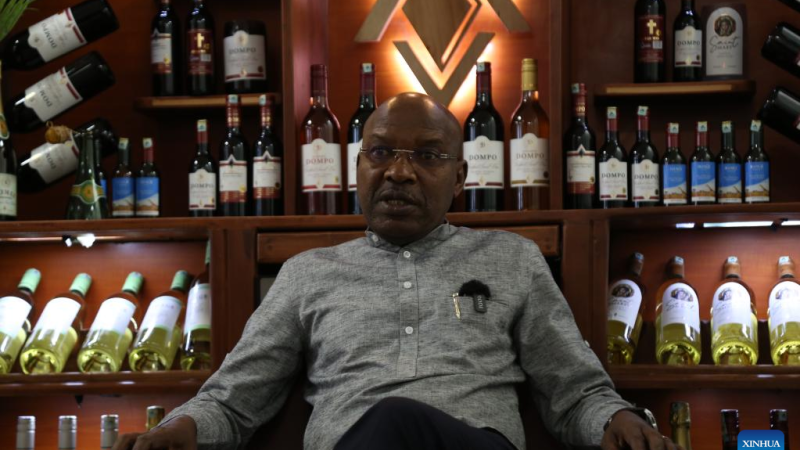 Produtor de uvas da Tanzânia se alegra com planos de vinícola local para explorar o mercado chinês